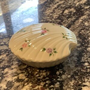 Takahashi LARA Shell-Shaped Covered Ceramic Trinket Dish